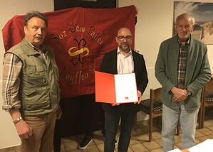 Hartmut Wilhelm und Karl-Hans Eisenbeck bekommen von Jan Reichle die Urkunde für 50-Jahre Mitgliedschaft. Foto: Privat